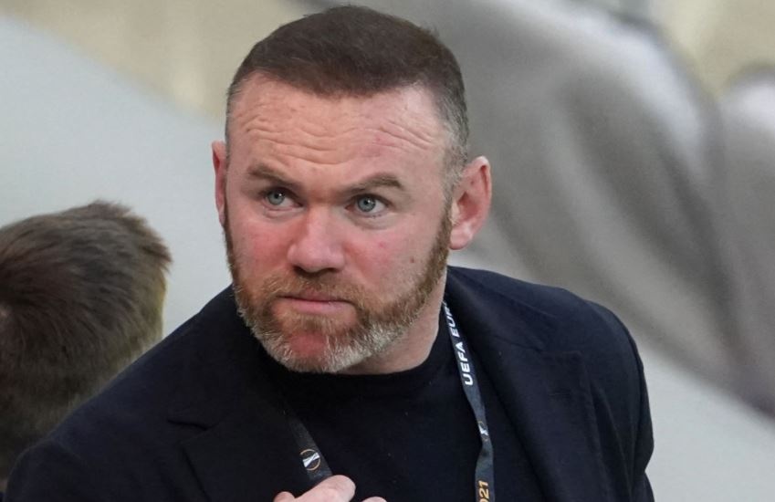 HLV Rooney vao bong khien hoc tro chan thuong nang hinh anh