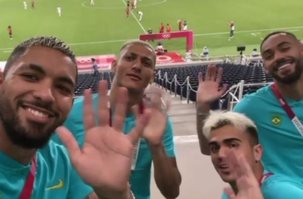 Dan sao Brazil den san cuoi nhao Argentina bi loai hinh anh