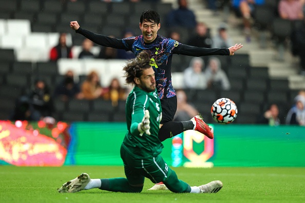 Son Heung-min toa sang anh 3