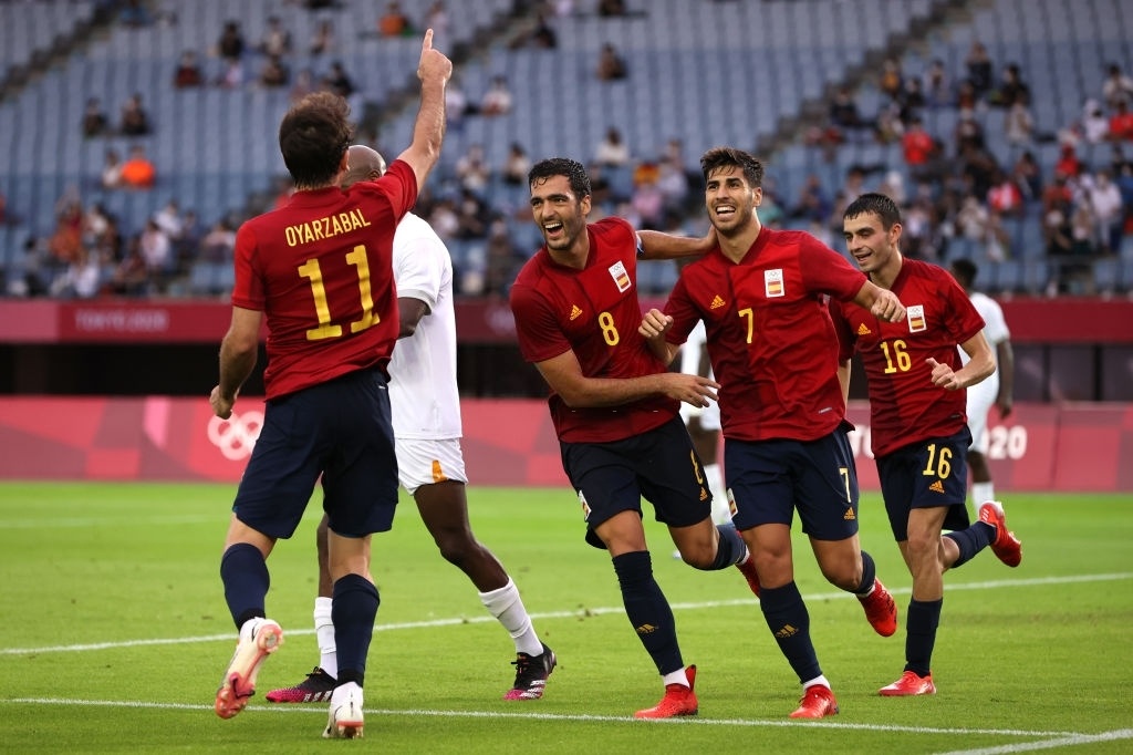 Olympic Tay Ban Nha dau Bo Bien Nga anh 5