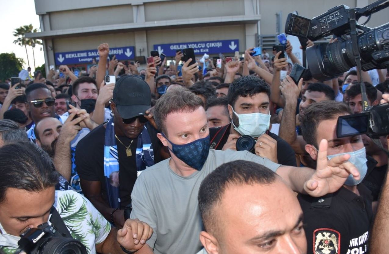 Balotelli duoc chao don nhu nguoi hung o CLB moi anh 1