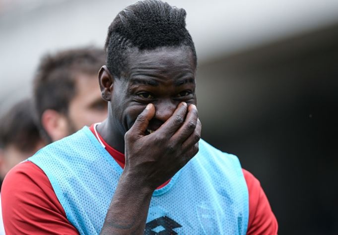 Balotelli duoc chao don nhu nguoi hung o CLB moi hinh anh