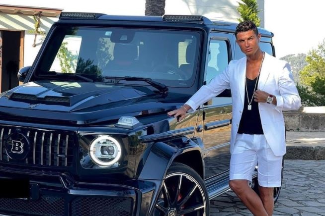 Ronaldo khoe xe duoc ban gai tang hinh anh