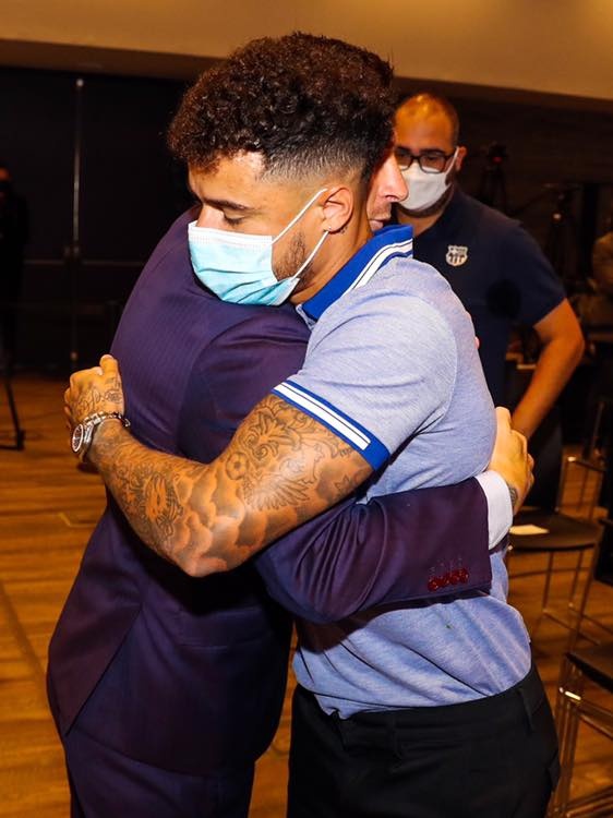 Dong doi om chat Messi trong ngay chia tay anh 11