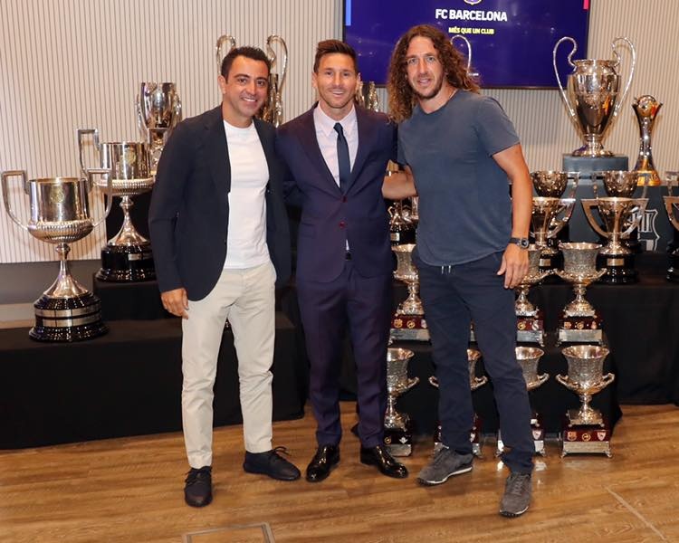 Dong doi om chat Messi trong ngay chia tay anh 2