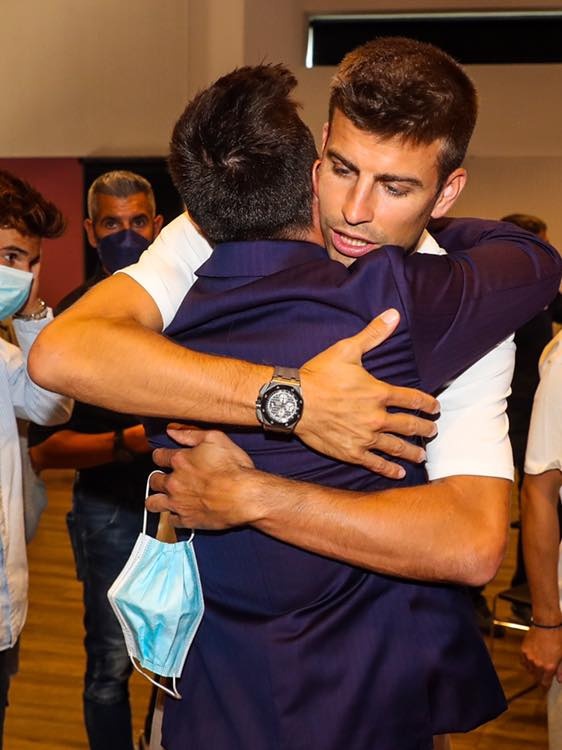 Dong doi om chat Messi trong ngay chia tay anh 4