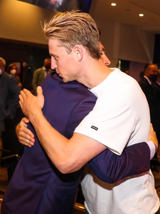 Dong doi om chat Messi trong ngay chia tay anh 9