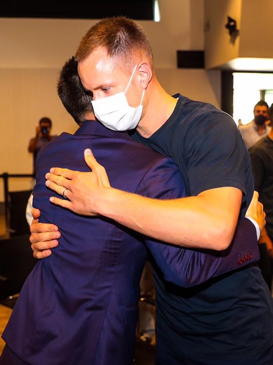 Dong doi om chat Messi trong ngay chia tay anh 8