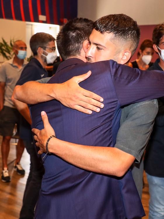 Dong doi om chat Messi trong ngay chia tay anh 5