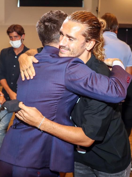 Dong doi om chat Messi trong ngay chia tay anh 10