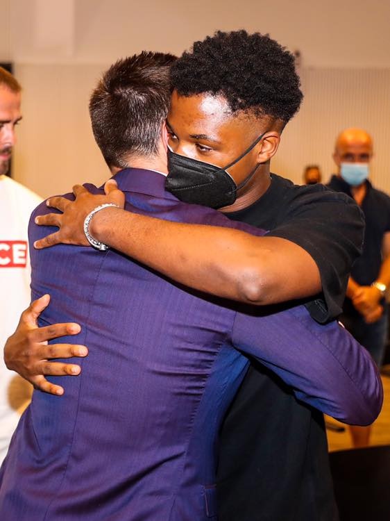 Dong doi om chat Messi trong ngay chia tay anh 7