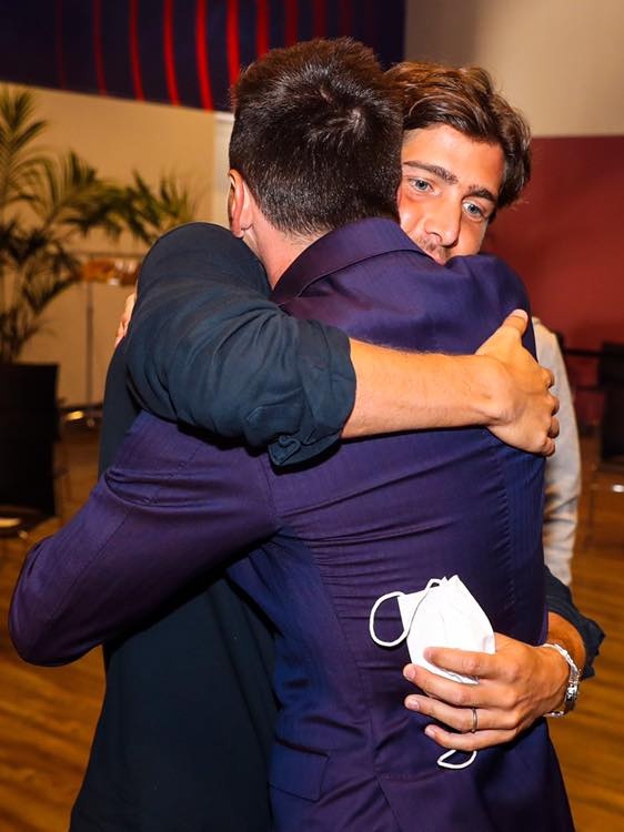 Dong doi om chat Messi trong ngay chia tay anh 6