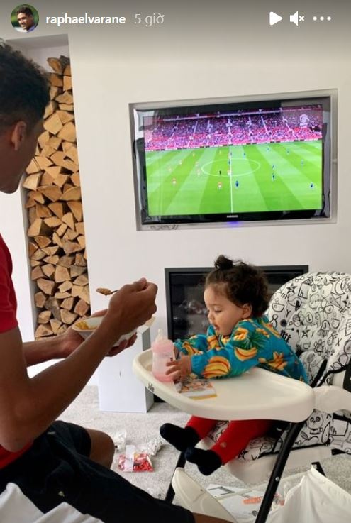 Varane vua xem MU vua cho con an anh 1