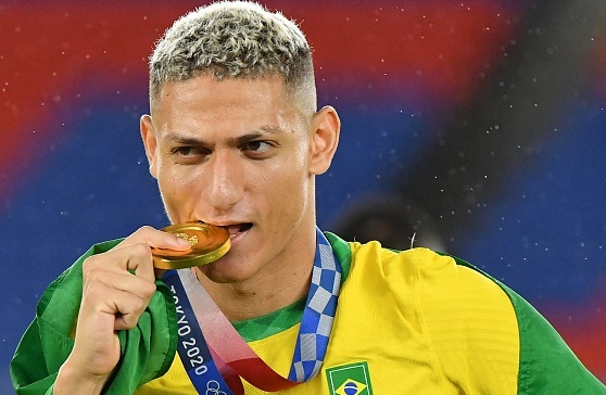 Richarlison che nhao Argentina sau khi gianh HCV Olympic hinh anh