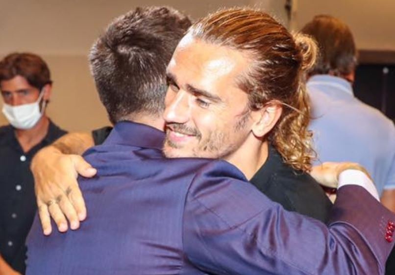 Dong doi om chat Messi trong ngay chia tay hinh anh