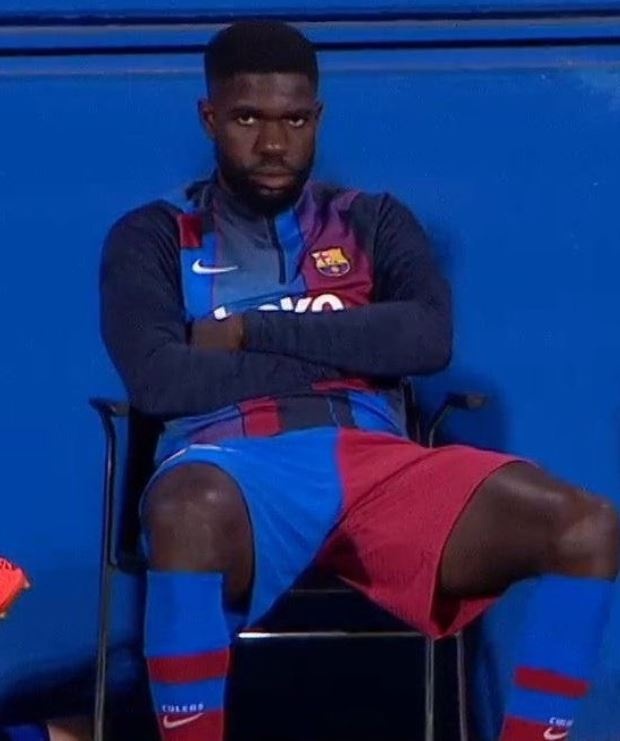 Umtiti bo vao phong thay do anh 1