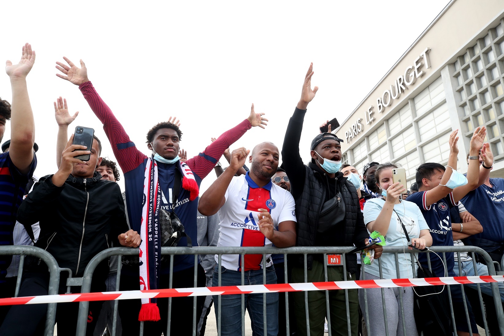 Khung canh trai nguoc giua Camp Nou va Parc des Princes anh 7