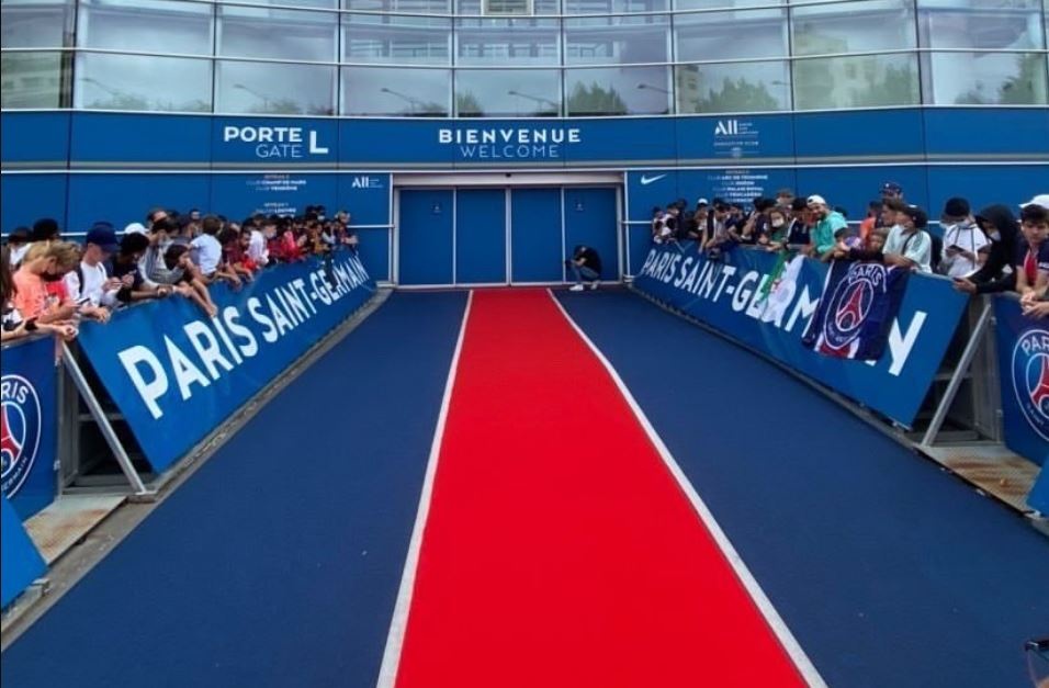 Khung canh trai nguoc giua Camp Nou va Parc des Princes anh 8