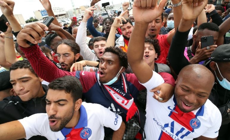 Khung canh trai nguoc giua Camp Nou va Parc des Princes hinh anh