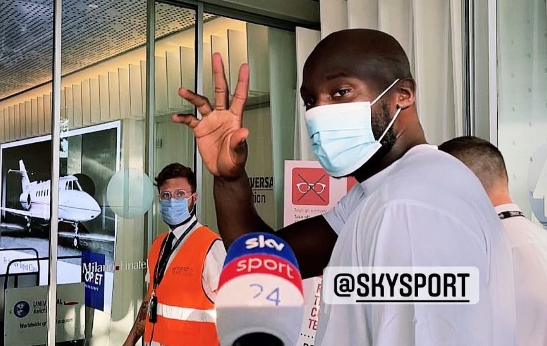 Lukaku di may bay rieng den London anh 1