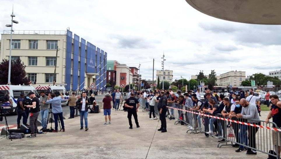 Khung canh trai nguoc giua Camp Nou va Parc des Princes anh 10