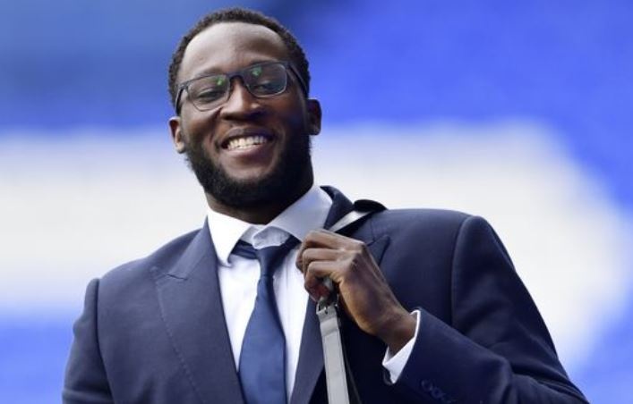 Lukaku di may bay rieng den London hinh anh