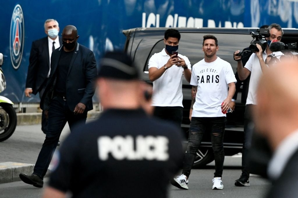 Messi o khach san hang sang tai Paris anh 2