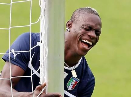 Balotelli duoc xoa cao buoc hiep dam hinh anh