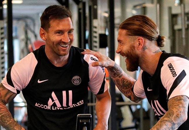 Messi than thiet voi Ramos trong buoi tap dau tien o PSG hinh anh