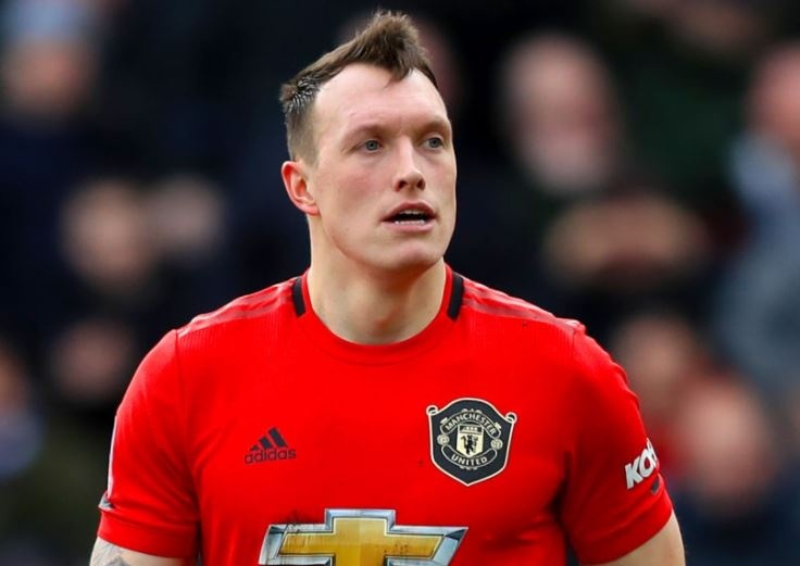 Phil Jones tu choi nhuong ao so 4 cho Varane hinh anh