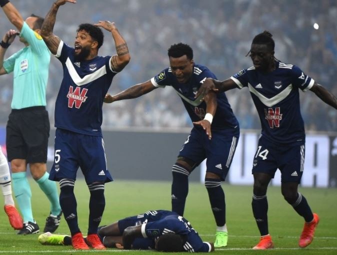 Tien dao Ligue 1 bi dot quy khi dang thi dau hinh anh