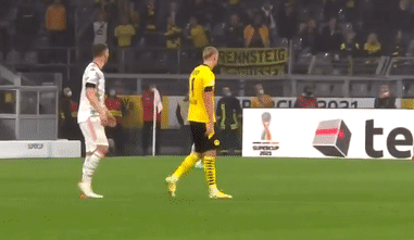 Haaland noi nong khi Lewandowski ghi ban hinh anh