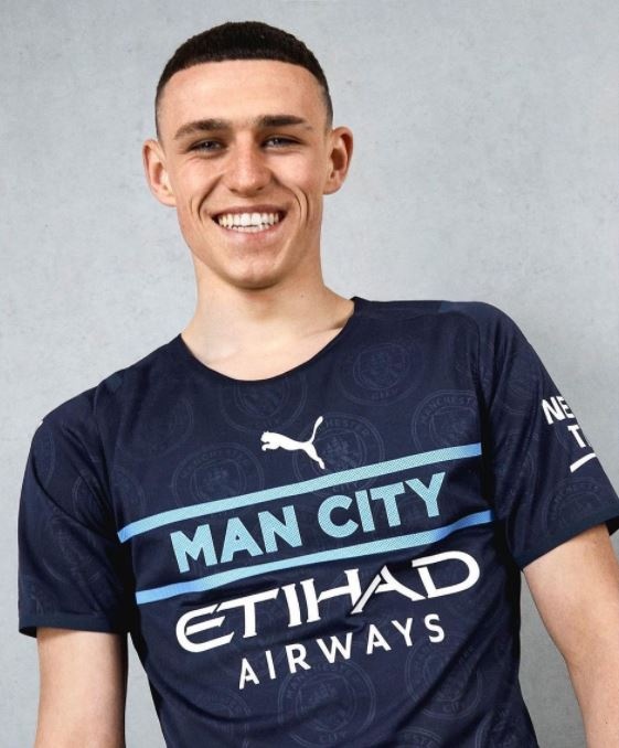 Ao dau thu 3 cua Man City bi che anh 1