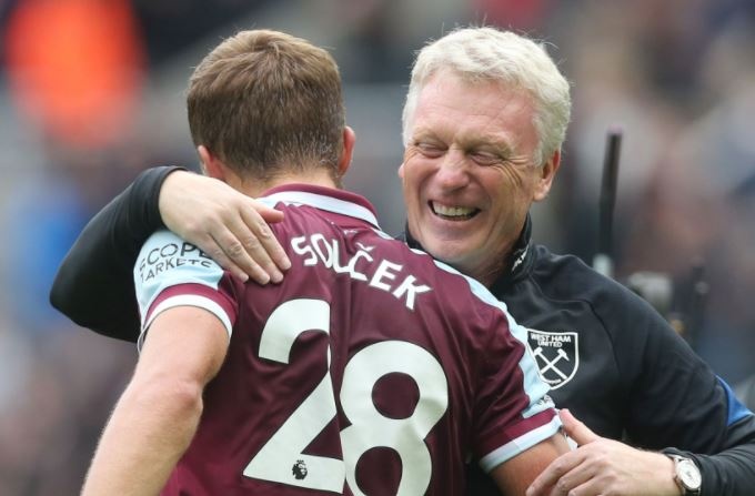 Thay tro HLV David Moyes dan dau bang xep hang Premier League hinh anh