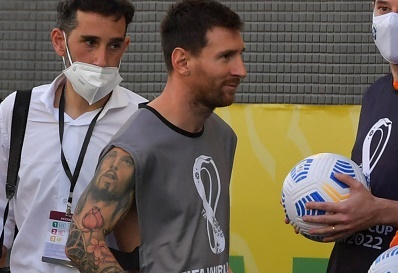 Dybala bat cuoi khi Messi mac ao cua phong vien hinh anh