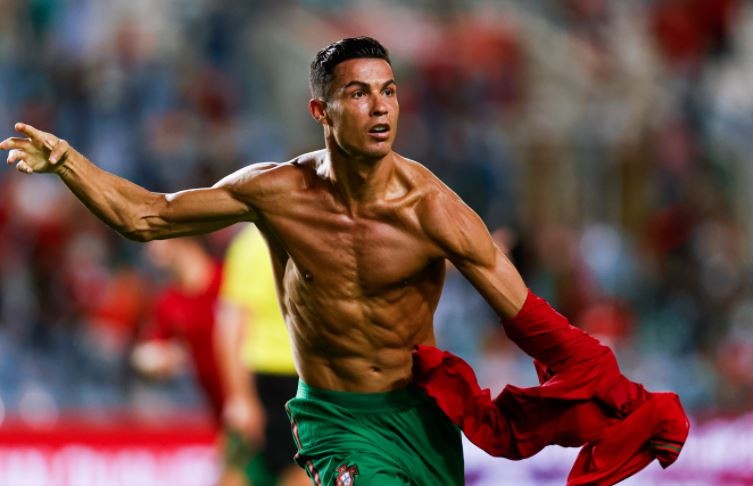 Ronaldo bi treo gio anh 1