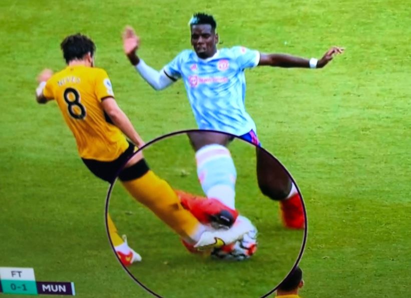 Pogba suyt dap gay chan doi thu anh 1