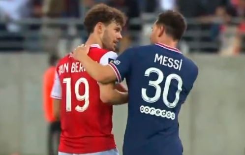 Messi tu choi doi ao voi cau thu Reims hinh anh