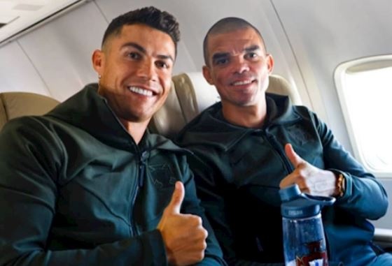 Ronaldo xem lai ban thang lich su tren xe buyt hinh anh