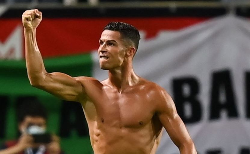 Ronaldo bi treo gio vi man an mung coi ao hinh anh