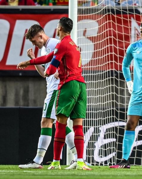 Ronaldo tat doi thu anh 1