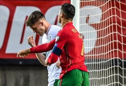 Ronaldo tat doi thu truoc khi da penalty hinh anh