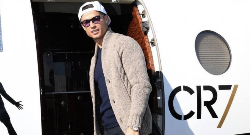 Ronaldo cung ban gai tro lai Manchester bang may bay rieng hinh anh