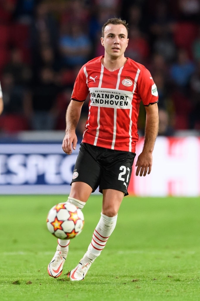 Dien mao trai nguoc cua dan cau thu bang tuoi anh 12