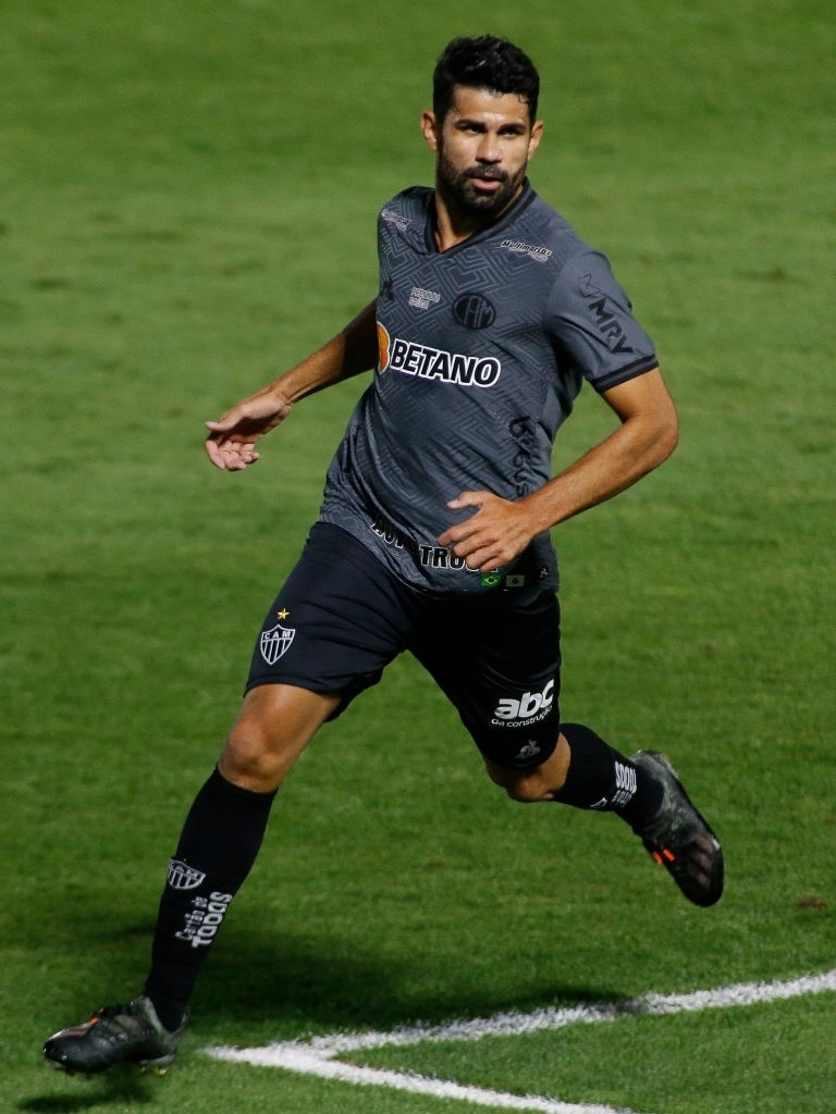 Dien mao trai nguoc cua dan cau thu bang tuoi anh 13