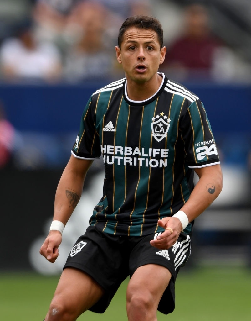 Dien mao trai nguoc cua dan cau thu bang tuoi anh 4