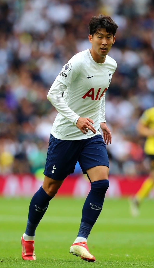 Dien mao trai nguoc cua dan cau thu bang tuoi anh 8