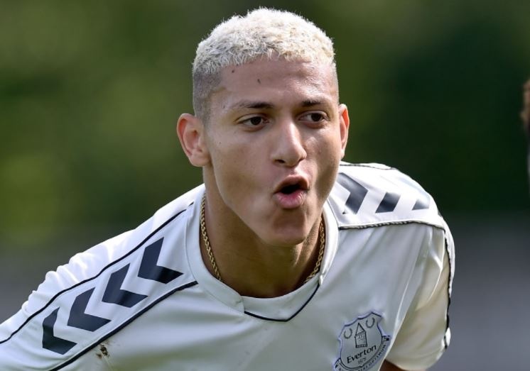 Richarlison che nhao Argentina sau su co tran dau cua Brazil bi hoan hinh anh