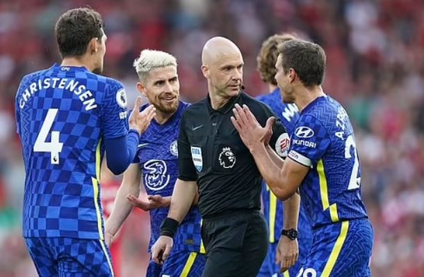 Chelsea bi phat vi de cau thu vay trong tai hinh anh