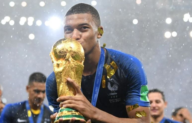 Chu tich UEFA phan doi ke hoach to chuc World Cup 2 nam/lan hinh anh